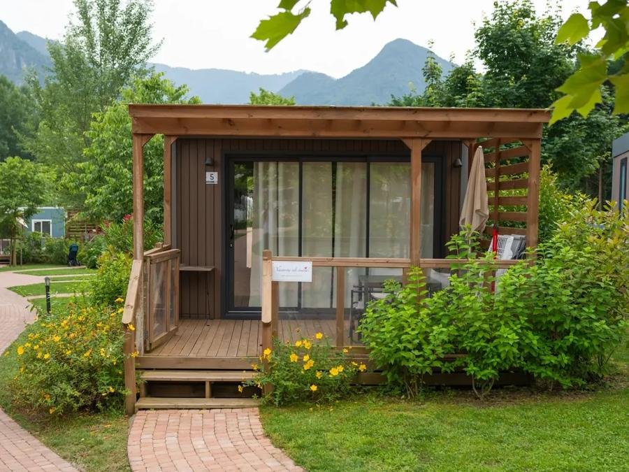 Camping Pas Cher vous présente avec son site Officiel campingpascher.fr, le Camping Lago Idro Glamping Boutique classé 5 étoiles, situé sur la commune de Anfo dans le département Brescia (Lombardie) en Italie. Le camping Lago Idro Glamping Boutique, vous présente un hébergement de type mobil-home de 16 m² pour 1 personne avec climatisation. Le camping Lago Idro Glamping Boutique vous propose du lundi 28 septembre au lundi 05 octobre 2026 pour 7 nuits à 441€. Cette location propose 70 dates différentes pour réserver votre séjour. Découvrez également les 13 autres gammes d'hébergements du camping. Les Avis clients pour le Camping Lago Idro Glamping Boutique sont excellents avec une note moyenne de 9 sur 10. Piscine extérieure, Animation enfants, Club enfants, Aire de jeux enfants, Canoë-kayak, Paddle, Planche à voile, Terrain de football, Restaurant, Supermarché,... En savoir plus : cliquez-ICI.