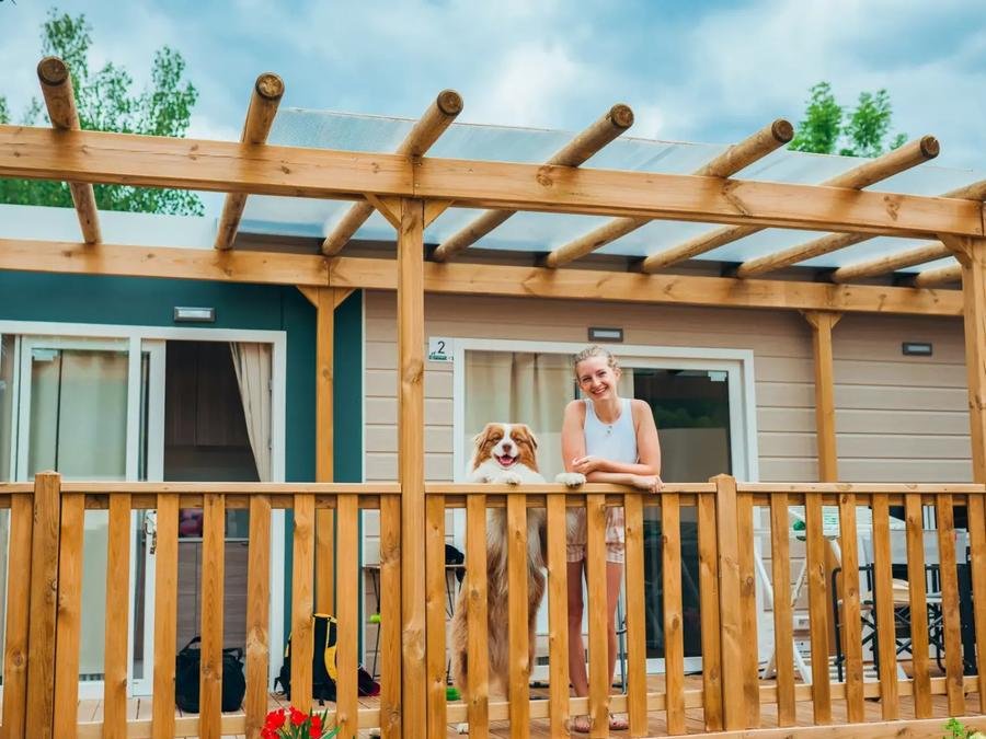 Camping Pas Cher vous présente avec son site Officiel campingpascher.fr, le Camping Lago Idro Glamping Boutique classé 5 étoiles, situé sur la commune de Anfo dans le département Brescia (Lombardie) en Italie. Le camping Lago Idro Glamping Boutique, vous présente un hébergement de type mobil-home de 45 m² pour 1 personne avec climatisation et télévision. Le camping Lago Idro Glamping Boutique vous propose du sam. 10 octobre au sam. 17 octobre 2026 pour 7 nuits à 504€. Cette location propose 17 dates différentes pour réserver votre séjour. Découvrez également les 13 autres gammes d'hébergements du camping. Les Avis clients pour le Camping Lago Idro Glamping Boutique sont excellents avec une note moyenne de 9 sur 10. Piscine extérieure, Animation enfants, Club enfants, Aire de jeux enfants, Canoë-kayak, Paddle, Planche à voile, Terrain de football, Restaurant, Supermarché,... En savoir plus : cliquez-ICI.