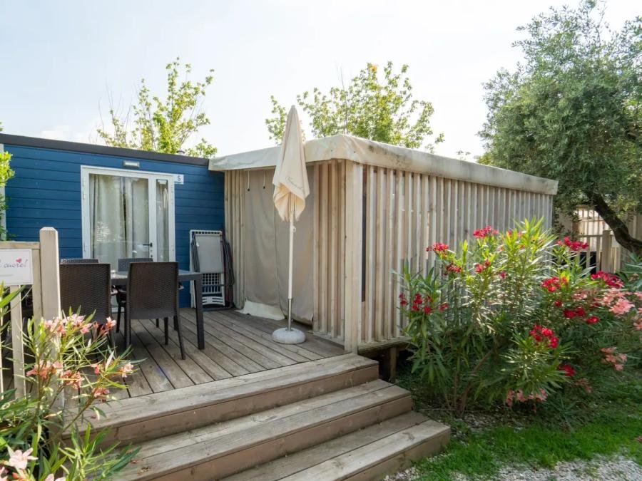 Camping Pas Cher vous présente avec son site Officiel campingpascher.fr, le Camping Lago Idro Glamping Boutique classé 5 étoiles, situé sur la commune de Anfo dans le département Brescia (Lombardie) en Italie. Le camping Lago Idro Glamping Boutique, vous présente un hébergement de type mobil-home de 35 m² pour 1 personne avec climatisation. Le camping Lago Idro Glamping Boutique vous propose du lundi 28 septembre au lundi 05 octobre 2026 pour 7 nuits à 448€. Cette location propose 51 dates différentes pour réserver votre séjour. Découvrez également les 13 autres gammes d'hébergements du camping. Les Avis clients pour le Camping Lago Idro Glamping Boutique sont excellents avec une note moyenne de 9 sur 10. Piscine extérieure, Animation enfants, Club enfants, Aire de jeux enfants, Canoë-kayak, Paddle, Planche à voile, Terrain de football, Restaurant, Supermarché,... En savoir plus : cliquez-ICI.
