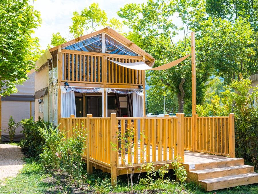Camping Pas Cher vous présente avec son site Officiel campingpascher.fr, le Camping Lago Idro Glamping Boutique classé 5 étoiles, situé sur la commune de Anfo dans le département Brescia (Lombardie) en Italie. Le camping Lago Idro Glamping Boutique, vous présente un hébergement de type hébergement insolite de 30 m². Le camping Lago Idro Glamping Boutique vous propose du lundi 28 septembre au lundi 05 octobre 2026 pour 7 nuits à 399€. Cette location propose 58 dates différentes pour réserver votre séjour. Découvrez également les 13 autres gammes d'hébergements du camping. Les Avis clients pour le Camping Lago Idro Glamping Boutique sont excellents avec une note moyenne de 9 sur 10. Piscine extérieure, Animation enfants, Club enfants, Aire de jeux enfants, Canoë-kayak, Paddle, Planche à voile, Terrain de football, Restaurant, Supermarché,... En savoir plus : cliquez-ICI.
