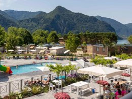 Camping Pas Cher vous présente avec son site Officiel campingpascher.fr, le Camping Lago Idro Glamping Boutique classé 5 étoiles, situé sur la commune de Anfo dans le département Brescia (Lombardie) en Italie. Le camping Lago Idro Glamping Boutique vous propose un hébergement de type tente de 25 m² pour 2 personnes. L'établissement vous propose 13 autres types d'hébergements. Découvrez tous nos séjours à petits prix dans la commune et aux alentours de Anfo du département : Brescia (Lombardie). Les Avis clients pour le Camping Lago Idro Glamping Boutique sont excellents avec une note moyenne de 9 sur 10. Piscine extérieure, Animation enfants, Club enfants, Aire de jeux enfants, Canoë-kayak, Paddle, Planche à voile, Terrain de football, Restaurant, Supermarché,... En savoir plus : cliquez-ICI.