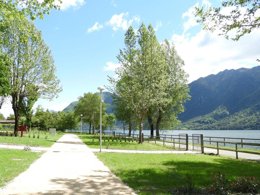 Camping Pas Cher vous présente avec son site Officiel campingpascher.fr, le Camping Lago Idro Glamping Boutique classé 5 étoiles, situé sur la commune de Anfo dans le département Brescia (Lombardie) en Italie. Le camping Lago Idro Glamping Boutique, vous présente un hébergement de type tente de 25 m² pour 6 personnes. Le camping Lago Idro Glamping Boutique vous propose du lundi 28 septembre au lundi 05 octobre 2026 pour 7 nuits à 469€. Cette location propose 87 dates différentes pour réserver votre séjour. Découvrez également les 13 autres gammes d'hébergements du camping. Les Avis clients pour le Camping Lago Idro Glamping Boutique sont excellents avec une note moyenne de 9 sur 10. Piscine extérieure, Animation enfants, Club enfants, Aire de jeux enfants, Canoë-kayak, Paddle, Planche à voile, Terrain de football, Restaurant, Supermarché,... En savoir plus : cliquez-ICI.