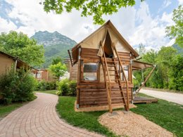 Camping Pas Cher vous présente avec son site Officiel campingpascher.fr, le Camping Lago Idro Glamping Boutique classé 5 étoiles, situé sur la commune de Anfo dans le département Brescia (Lombardie) en Italie. Le camping Lago Idro Glamping Boutique, vous présente un hébergement de type tente de 11 m² pour 2 personnes. Le camping Lago Idro Glamping Boutique vous propose du lundi 28 septembre au lundi 05 octobre 2026 pour 7 nuits à 259€. Cette location propose 200 dates différentes pour réserver votre séjour. Découvrez également les 13 autres gammes d'hébergements du camping. Les Avis clients pour le Camping Lago Idro Glamping Boutique sont excellents avec une note moyenne de 9 sur 10. Piscine extérieure, Animation enfants, Club enfants, Aire de jeux enfants, Canoë-kayak, Paddle, Planche à voile, Terrain de football, Restaurant, Supermarché,... En savoir plus : cliquez-ICI.