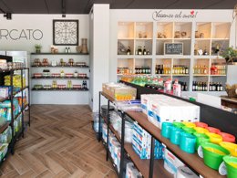 Camping Pas Cher vous présente avec son site Officiel campingpascher.fr, le Camping Lago Idro Glamping Boutique classé 5 étoiles, situé sur la commune de Anfo dans le département Brescia (Lombardie) en Italie. Le camping Lago Idro Glamping Boutique, vous présente un hébergement de type mobil-home de 16 m² pour 1 personne avec climatisation. Le camping Lago Idro Glamping Boutique vous propose du lundi 28 septembre au lundi 05 octobre 2026 pour 7 nuits à 441€. Cette location propose 155 dates différentes pour réserver votre séjour. Découvrez également les 13 autres gammes d'hébergements du camping. Les Avis clients pour le Camping Lago Idro Glamping Boutique sont excellents avec une note moyenne de 9 sur 10. Piscine extérieure, Animation enfants, Club enfants, Aire de jeux enfants, Canoë-kayak, Paddle, Planche à voile, Terrain de football, Restaurant, Supermarché,... En savoir plus : cliquez-ICI.