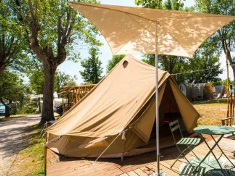 Camping Pas Cher vous présente avec son site Officiel campingpascher.fr, le Camping Sivinos Boutique classé 4 étoiles, situé sur la commune de Manerba Del Garda dans le département Brescia (Lombardie) en Italie. Le camping Sivinos Boutique, vous présente un hébergement de type tente de 8 m² pour 2 personnes. Le camping Sivinos Boutique vous propose du lundi 28 septembre au lundi 05 octobre 2026 pour 7 nuits à 294€. Cette location propose 94 dates différentes pour réserver votre séjour. Découvrez également les 10 autres gammes d'hébergements du camping. Les Avis clients pour le Camping Sivinos Boutique sont excellents avec une note moyenne de 8 sur 10. Lac, Cyclisme, Paddle, Plongée, Pédalo, Randonnée, Restaurant, Supermarché, Épicerie,... En savoir plus : cliquez-ICI.