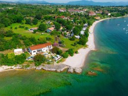 Camping Pas Cher vous présente avec son site Officiel campingpascher.fr, le Camping Sivinos Boutique classé 4 étoiles, situé sur la commune de Manerba Del Garda dans le département Brescia (Lombardie) en Italie. Le camping Sivinos Boutique, vous présente un hébergement de type tente. Le camping Sivinos Boutique vous propose du lundi 28 septembre au lundi 05 octobre 2026 pour 7 nuits à 259€. Cette location propose 54 dates différentes pour réserver votre séjour. Découvrez également les 10 autres gammes d'hébergements du camping. Les Avis clients pour le Camping Sivinos Boutique sont excellents avec une note moyenne de 8 sur 10. Lac, Cyclisme, Paddle, Plongée, Pédalo, Randonnée, Restaurant, Supermarché, Épicerie,... En savoir plus : cliquez-ICI.
