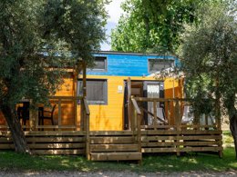 Camping Pas Cher vous présente avec son site Officiel campingpascher.fr, le Camping Sivinos Boutique classé 4 étoiles, situé sur la commune de Manerba Del Garda dans le département Brescia (Lombardie) en Italie. Le camping Sivinos Boutique, vous présente un hébergement de type studio. Le camping Sivinos Boutique vous propose du mercredi 06 mai au mercredi 13 mai 2026 pour 7 nuits à 350€. Cette location propose 200 dates différentes pour réserver votre séjour. Découvrez également les 10 autres gammes d'hébergements du camping. Les Avis clients pour le Camping Sivinos Boutique sont excellents avec une note moyenne de 8 sur 10. Lac, Cyclisme, Paddle, Plongée, Pédalo, Randonnée, Restaurant, Supermarché, Épicerie,... En savoir plus : cliquez-ICI.