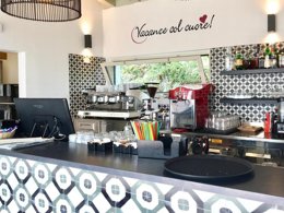 Camping Pas Cher vous présente avec son site Officiel campingpascher.fr, le Camping Sivinos Boutique classé 4 étoiles, situé sur la commune de Manerba Del Garda dans le département Brescia (Lombardie) en Italie. Le camping Sivinos Boutique, vous présente un hébergement de type tente. Le camping Sivinos Boutique vous propose du mercredi 06 mai au mercredi 13 mai 2026 pour 7 nuits à 259€. Cette location propose 200 dates différentes pour réserver votre séjour. Découvrez également les 10 autres gammes d'hébergements du camping. Les Avis clients pour le Camping Sivinos Boutique sont excellents avec une note moyenne de 8 sur 10. Lac, Cyclisme, Paddle, Plongée, Pédalo, Randonnée, Restaurant, Supermarché, Épicerie,... En savoir plus : cliquez-ICI.