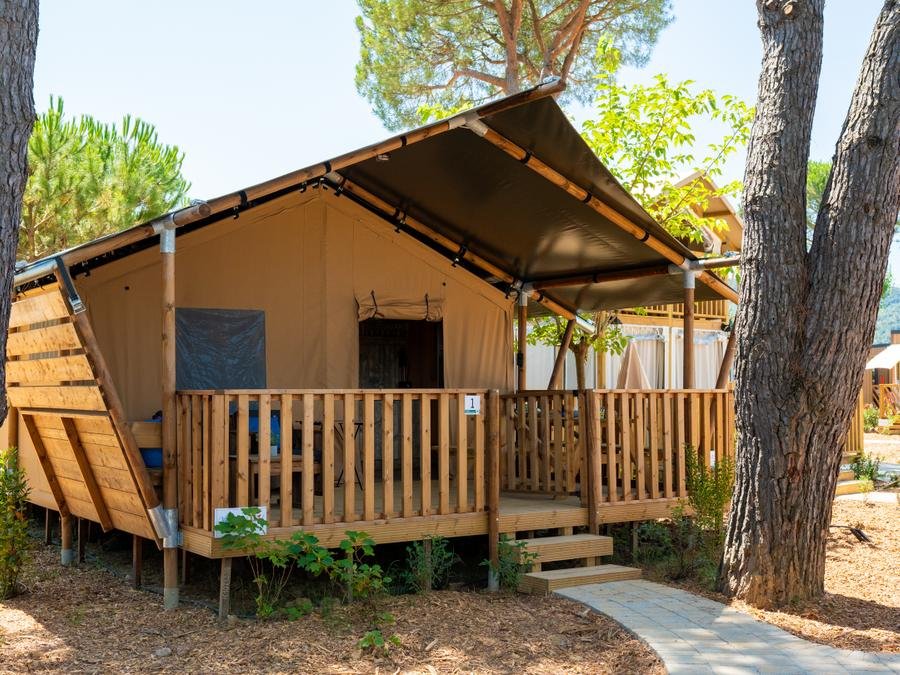 Camping Pas Cher vous présente avec son site Officiel campingpascher.fr, le Camping Trasimeno Glamping Resort classé 5 étoiles, situé sur la commune de Magione dans le département Pérouse (Ombrie) en Italie. Le camping Trasimeno Glamping Resort, vous présente un hébergement de type tente de 54 m² pour 2 personnes. Le camping Trasimeno Glamping Resort vous propose du lundi 06 juillet au lundi 13 juillet 2026 pour 7 nuits à 1240€. Cette location propose 1 dates différentes pour réserver votre séjour. Découvrez également les 26 autres gammes d'hébergements du camping. Les Avis clients pour le Camping Trasimeno Glamping Resort sont excellents avec une note moyenne de 9 sur 10. Piscine extérieure, Animation ados, Animation enfants, Animations familiales, Club enfants, Aire de jeux enfants, Club enfant de nuit, Court de tennis, Terrain de football, Terrain de volley-ball, Terrain multisports, Restaurant, Supermarché,... En savoir plus : cliquez-ICI.