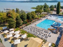 Camping Pas Cher vous présente avec son site Officiel campingpascher.fr, le Camping Trasimeno Glamping Resort classé 5 étoiles, situé sur la commune de Magione dans le département Pérouse (Ombrie) en Italie. Le camping Trasimeno Glamping Resort vous propose un hébergement de type tente de 25 m² pour 6 personnes. L'établissement vous propose 26 autres types d'hébergements. Découvrez tous nos séjours à petits prix dans la commune et aux alentours de Magione du département : Pérouse (Ombrie). Les Avis clients pour le Camping Trasimeno Glamping Resort sont excellents avec une note moyenne de 9 sur 10. Piscine extérieure, Animation ados, Animation enfants, Animations familiales, Club enfants, Aire de jeux enfants, Club enfant de nuit, Court de tennis, Terrain de football, Terrain de volley-ball, Terrain multisports, Restaurant, Supermarché,... En savoir plus : cliquez-ICI.
