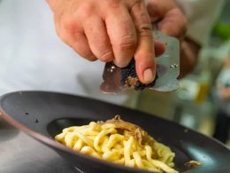 Camping Pas Cher vous présente avec son site Officiel campingpascher.fr, le Camping Trasimeno Glamping Resort classé 5 étoiles, situé sur la commune de Magione dans le département Pérouse (Ombrie) en Italie. Le camping Trasimeno Glamping Resort, vous présente un hébergement de type tente de 25 m² pour 6 personnes. Le camping Trasimeno Glamping Resort vous propose du lundi 13 avril au lundi 20 avril 2026 pour 7 nuits à 427€. Cette location propose 117 dates différentes pour réserver votre séjour. Découvrez également les 23 autres gammes d'hébergements du camping. Les Avis clients pour le Camping Trasimeno Glamping Resort sont excellents avec une note moyenne de 9 sur 10. Piscine extérieure, Animation ados, Animation enfants, Animations familiales, Club enfants, Aire de jeux enfants, Club enfant de nuit, Court de tennis, Terrain de football, Terrain de volley-ball, Terrain multisports, Restaurant, Supermarché,... En savoir plus : cliquez-ICI.