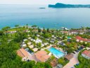 Camping Pas Cher vous présente avec son site Officiel campingpascher.fr, le Camping Vacanze Glamping Boutique classé 3 étoiles, situé sur la commune de San Felice Del Benaco dans le département Brescia (Lombardie) en Italie. Le camping Vacanze Glamping Boutique, vous présente un hébergement de type tente de 30 m². Le camping Vacanze Glamping Boutique vous propose du lundi 28 septembre au lundi 05 octobre 2026 pour 7 nuits à 406€. Cette location propose 62 dates différentes pour réserver votre séjour. Découvrez également les 10 autres gammes d'hébergements du camping. Piscine extérieure, Animation enfants, Animations familiales, Club enfants, Bar, Restaurant, Épicerie,... En savoir plus : cliquez-ICI.