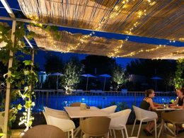 Camping Pas Cher vous présente avec son site Officiel campingpascher.fr, le Camping Vacanze Glamping Boutique classé 3 étoiles, situé sur la commune de San Felice Del Benaco dans le département Brescia (Lombardie) en Italie. Le camping Vacanze Glamping Boutique, vous présente un hébergement de type tente de 30 m². Le camping Vacanze Glamping Boutique vous propose du lundi 13 avril au lundi 20 avril 2026 pour 7 nuits à 406€. Cette location propose 136 dates différentes pour réserver votre séjour. Découvrez également les 9 autres gammes d'hébergements du camping. Piscine extérieure, Animation enfants, Animations familiales, Club enfants, Bar, Restaurant, Épicerie,... En savoir plus : cliquez-ICI.