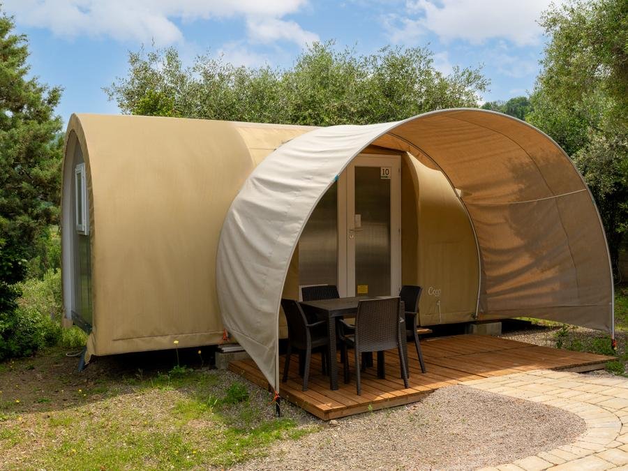 Camping Pas Cher vous présente avec son site Officiel campingpascher.fr, le Camping Vallicella Glamping Resort classé 3 étoiles, situé sur la commune de Scarlino dans le département Grosseto (Toscane) en Italie. Le camping Vallicella Glamping Resort, vous présente un hébergement de type tente de 16 m². Le camping Vallicella Glamping Resort vous propose du lundi 21 septembre au lundi 28 septembre 2026 pour 7 nuits à 273€. Cette location propose 88 dates différentes pour réserver votre séjour. Découvrez également les 17 autres gammes d'hébergements du camping. Les Avis clients pour le Camping Vallicella Glamping Resort sont excellents avec une note moyenne de 10 sur 10. Piscine extérieure, Animation enfants, Animations familiales, Club enfants, Aire de jeux enfants, Terrain de volley-ball, Terrain multisports, Bar, Restaurant, Épicerie,... En savoir plus : cliquez-ICI.