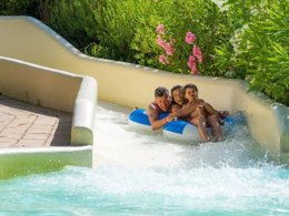 Camping Pas Cher vous présente avec son site Officiel campingpascher.fr, le Camping Vallicella Glamping Resort classé 3 étoiles, situé sur la commune de Scarlino dans le département Grosseto (Toscane) en Italie. Le camping Vallicella Glamping Resort, vous présente un hébergement de type tente. Le camping Vallicella Glamping Resort vous propose du mercredi 06 mai au mercredi 13 mai 2026 pour 7 nuits à 203€. Cette location propose 158 dates différentes pour réserver votre séjour. Découvrez également les 17 autres gammes d'hébergements du camping. Les Avis clients pour le Camping Vallicella Glamping Resort sont excellents avec une note moyenne de 10 sur 10. Piscine extérieure, Animation enfants, Animations familiales, Club enfants, Aire de jeux enfants, Terrain de volley-ball, Terrain multisports, Bar, Restaurant, Épicerie,... En savoir plus : cliquez-ICI.