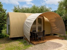 Camping Pas Cher vous présente avec son site Officiel campingpascher.fr, le Camping Vallicella Glamping Resort classé 3 étoiles, situé sur la commune de Scarlino dans le département Grosseto (Toscane) en Italie. Le camping Vallicella Glamping Resort, vous présente un hébergement de type tente de 16 m². Le camping Vallicella Glamping Resort vous propose du mercredi 06 mai au mercredi 13 mai 2026 pour 7 nuits à 273€. Cette location propose 158 dates différentes pour réserver votre séjour. Découvrez également les 17 autres gammes d'hébergements du camping. Les Avis clients pour le Camping Vallicella Glamping Resort sont excellents avec une note moyenne de 10 sur 10. Piscine extérieure, Animation enfants, Animations familiales, Club enfants, Aire de jeux enfants, Terrain de volley-ball, Terrain multisports, Bar, Restaurant, Épicerie,... En savoir plus : cliquez-ICI.