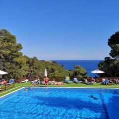 Camping Pas Cher vous présente avec son site Officiel campingpascher.fr, le Établissement Kampaoh Tossa De Mar, situé sur la commune de Tossa De Mar dans le département Gérone (Catalogne) en Espagne. L'établissement Kampaoh Tossa De Mar vous propose un hébergement de type tente toile et bois. L'établissement vous propose 5 autres types d'hébergements. Découvrez tous nos séjours à petits prix dans la commune et aux alentours de Tossa De Mar du département : Gérone (Catalogne).... En savoir plus : cliquez-ICI.