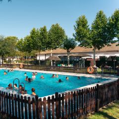 Camping Pas Cher vous présente avec son site Officiel campingpascher.fr, le Établissement Kampaoh El Rocio, situé sur la commune de Almonte dans le département Huelva (Andalousie) en Espagne. L'établissement Kampaoh El Rocio vous propose un hébergement de type tente toile et bois. L'établissement vous propose 3 autres types d'hébergements. Découvrez tous nos séjours à petits prix dans la commune et aux alentours de Almonte du département : Huelva (Andalousie).... En savoir plus : cliquez-ICI.