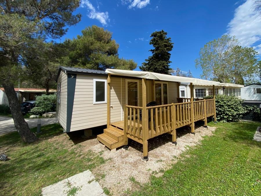 Camping Pas Cher vous présente avec son site Officiel campingpascher.fr, le Camping De L'Arnel classé 2 étoiles, situé sur la commune de Villeneuve Les Maguelonne dans le département Hérault (Languedoc Roussillon) en France. Le camping De L'Arnel, vous présente un hébergement de type mobil-home avec climatisation et télévision. Le camping De L'Arnel vous propose du lundi 31 août au lundi 07 septembre 2026 pour 7 nuits à 450€. Cette location propose 24 dates différentes pour réserver votre séjour. Découvrez également les 13 autres gammes d'hébergements du camping. Les Avis clients pour le Camping De L'Arnel sont excellents avec une note moyenne de 9 sur 10. MerÉtang, Bassin enfant, Piscine extérieure, Animations familiales, Cyclisme, Pétanque, Salle de jeux vidéo, Trampoline, Boulangerie, Bureau de tabac, Restaurant, Station-service, Supermarché,... En savoir plus : cliquez-ICI.