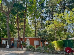 Camping Pas Cher vous présente avec son site Officiel campingpascher.fr, le Camping De L'Arnel classé 2 étoiles, situé sur la commune de Villeneuve Les Maguelonne dans le département Hérault (Languedoc Roussillon) en France. Le camping De L'Arnel, vous présente un hébergement de type mobil-home de 32 m² pour 4 personnes avec climatisation et télévision. Le camping De L'Arnel vous propose du dimanche 30 août au dimanche 06 septembre 2026 pour 7 nuits à 450€. Cette location propose 23 dates différentes pour réserver votre séjour. Découvrez également les 13 autres gammes d'hébergements du camping. Les Avis clients pour le Camping De L'Arnel sont excellents avec une note moyenne de 9 sur 10. MerÉtang, Bassin enfant, Piscine extérieure, Animations familiales, Cyclisme, Pétanque, Salle de jeux vidéo, Trampoline, Boulangerie, Bureau de tabac, Restaurant, Station-service, Supermarché,... En savoir plus : cliquez-ICI.