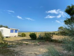 Camping Pas Cher vous présente avec son site Officiel campingpascher.fr, le Camping De L'Arnel classé 2 étoiles, situé sur la commune de Villeneuve Les Maguelonne dans le département Hérault (Languedoc Roussillon) en France. Le camping De L'Arnel, vous présente un hébergement de type mobil-home de 25 m² pour 4 personnes avec climatisation et télévision. Le camping De L'Arnel vous propose du mercredi 01 avril au mercredi 08 avril 2026 pour 7 nuits à 450€. Cette location propose 112 dates différentes pour réserver votre séjour. Découvrez également les 13 autres gammes d'hébergements du camping. Les Avis clients pour le Camping De L'Arnel sont excellents avec une note moyenne de 9 sur 10. MerÉtang, Bassin enfant, Piscine extérieure, Animations familiales, Cyclisme, Pétanque, Salle de jeux vidéo, Trampoline, Boulangerie, Bureau de tabac, Restaurant, Station-service, Supermarché,... En savoir plus : cliquez-ICI.