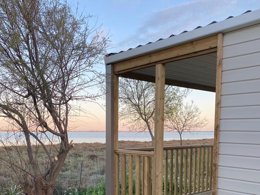 Camping Pas Cher vous présente avec son site Officiel campingpascher.fr, le Camping De L'Arnel classé 2 étoiles, situé sur la commune de Villeneuve Les Maguelonne dans le département Hérault (Languedoc Roussillon) en France. Le camping De L'Arnel, vous présente un hébergement de type mobil-home de 25 m² pour 4 personnes avec climatisation et télévision. Le camping De L'Arnel vous propose du mercredi 01 avril au mercredi 08 avril 2026 pour 7 nuits à 450€. Cette location propose 112 dates différentes pour réserver votre séjour. Découvrez également les 13 autres gammes d'hébergements du camping. Les Avis clients pour le Camping De L'Arnel sont excellents avec une note moyenne de 9 sur 10. MerÉtang, Bassin enfant, Piscine extérieure, Animations familiales, Cyclisme, Pétanque, Salle de jeux vidéo, Trampoline, Boulangerie, Bureau de tabac, Restaurant, Station-service, Supermarché,... En savoir plus : cliquez-ICI.