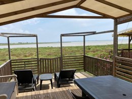 Camping Pas Cher vous présente avec son site Officiel campingpascher.fr, le Camping De L'Arnel classé 2 étoiles, situé sur la commune de Villeneuve Les Maguelonne dans le département Hérault (Languedoc Roussillon) en France. Le camping De L'Arnel, vous présente un hébergement de type mobil-home de 25 m² pour 4 personnes avec climatisation et télévision. Le camping De L'Arnel vous propose du mercredi 01 avril au mercredi 08 avril 2026 pour 7 nuits à 450€. Cette location propose 88 dates différentes pour réserver votre séjour. Découvrez également les 13 autres gammes d'hébergements du camping. Les Avis clients pour le Camping De L'Arnel sont excellents avec une note moyenne de 9 sur 10. MerÉtang, Bassin enfant, Piscine extérieure, Animations familiales, Cyclisme, Pétanque, Salle de jeux vidéo, Trampoline, Boulangerie, Bureau de tabac, Restaurant, Station-service, Supermarché,... En savoir plus : cliquez-ICI.