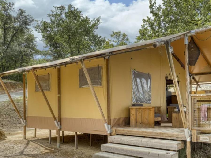 Camping Pas Cher vous présente avec son site Officiel campingpascher.fr, le Camping Slow Village La Roque-sur-Cèze classé 5 étoiles, situé sur la commune de La Roque Sur Ceze dans le département Gard (Languedoc Roussillon) en France. Le camping Slow Village La Roque-sur-Cèze vous propose un hébergement de type tente en toile et bois de 27 m² pour 2 personnes avec climatisation. Cet hébergement propose plus de 52 dates différentes pour réserver ! Pour dévouvrir la période la moins chère, consultez la rubrique 'Tarifs' et sélectionnez votre mois de départ. L'établissement vous propose 6 autres types d'hébergements. Découvrez tous nos séjours à petits prix dans la commune et aux alentours de La Roque Sur Ceze du département : Gard (Languedoc Roussillon). Rivière, Piscine extérieure, Animations familiales, Club enfants, Aire de jeux enfants, Ping-pong, Pétanque, Randonnée, Terrain multisports, Dépôt de pain, Restaurant, Snack/Bar, Épicerie,... En savoir plus : cliquez-ICI.