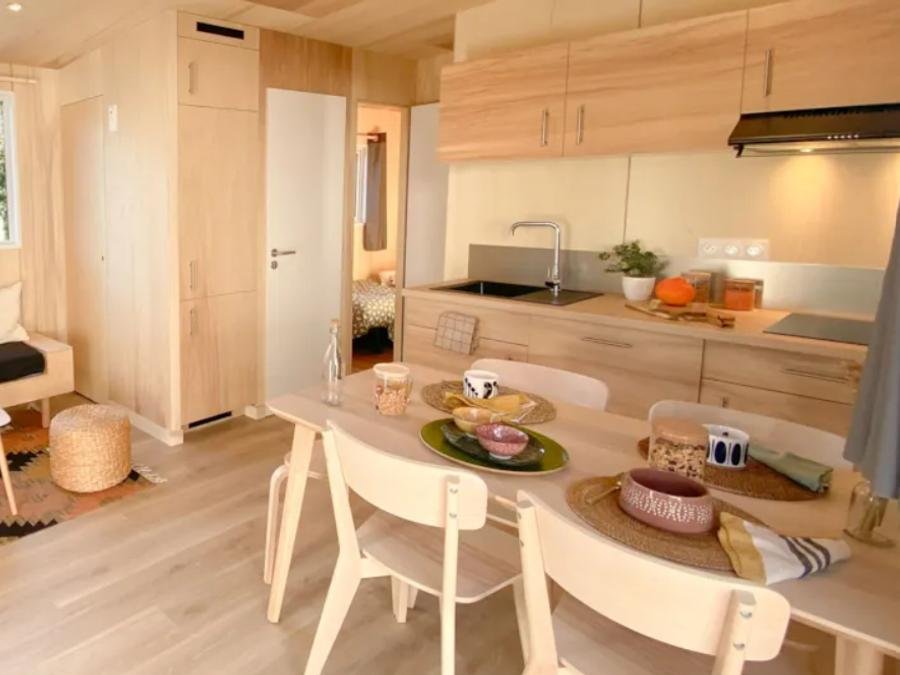 Camping Pas Cher vous présente avec son site Officiel campingpascher.fr, le Camping Slow Village La Roque-sur-Cèze classé 5 étoiles, situé sur la commune de La Roque Sur Ceze dans le département Gard (Languedoc Roussillon) en France. Le camping Slow Village La Roque-sur-Cèze, vous présente un hébergement de type chalet de 36 m² pour 1 personne. Le camping Slow Village La Roque-sur-Cèze vous propose du vendredi 05 juin au vendredi 12 juin 2026 avec un DÉPART DEMAIN pour 7 nuits à 1074€. Cette location propose 45 dates différentes pour réserver votre séjour. Découvrez également les 6 autres gammes d'hébergements du camping. Rivière, Piscine extérieure, Animations familiales, Club enfants, Aire de jeux enfants, Ping-pong, Pétanque, Randonnée, Terrain multisports, Dépôt de pain, Restaurant, Snack/Bar, Épicerie,... En savoir plus : cliquez-ICI.
