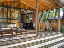 Camping Pas Cher vous présente avec son site Officiel campingpascher.fr, le Camping Slow Village La Roque-sur-Cèze classé 5 étoiles, situé sur la commune de La Roque Sur Ceze dans le département Gard (Languedoc Roussillon) en France. Le camping Slow Village La Roque-sur-Cèze vous propose un hébergement de type chalet de 34 m² avec climatisation. Cet hébergement propose plus de 2 dates différentes pour réserver ! Pour dévouvrir la période la moins chère, consultez la rubrique 'Tarifs' et sélectionnez votre mois de départ. L'établissement vous propose 6 autres types d'hébergements. Découvrez tous nos séjours à petits prix dans la commune et aux alentours de La Roque Sur Ceze du département : Gard (Languedoc Roussillon). Rivière, Piscine extérieure, Animations familiales, Club enfants, Aire de jeux enfants, Ping-pong, Pétanque, Randonnée, Terrain multisports, Dépôt de pain, Restaurant, Snack/Bar, Épicerie,... En savoir plus : cliquez-ICI.