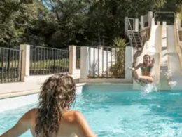 Camping Pas Cher vous présente avec son site Officiel campingpascher.fr, le Camping Slow Village La Roque-sur-Cèze classé 5 étoiles, situé sur la commune de La Roque Sur Ceze dans le département Gard (Languedoc Roussillon) en France. Le camping Slow Village La Roque-sur-Cèze, vous présente un hébergement de type chalet de 25 m² pour 2 personnes avec climatisation. Le camping Slow Village La Roque-sur-Cèze vous propose du lundi 06 avril au lundi 13 avril 2026 pour 7 nuits à 805€. Cette location propose 107 dates différentes pour réserver votre séjour. Découvrez également les 6 autres gammes d'hébergements du camping. Rivière, Piscine extérieure, Animations familiales, Club enfants, Aire de jeux enfants, Ping-pong, Pétanque, Randonnée, Terrain multisports, Dépôt de pain, Restaurant, Snack/Bar, Épicerie,... En savoir plus : cliquez-ICI.