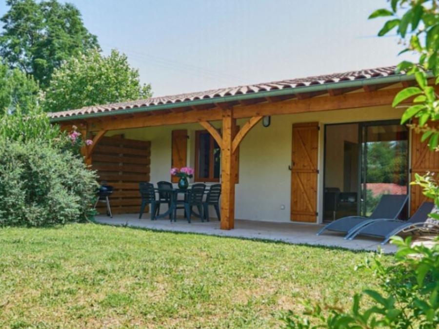 Camping Pas Cher vous présente avec son site Officiel campingpascher.fr, le Camping Village De Montmarsis, situé sur la commune de Gourdon dans le département Lot (Midi Pyrénées) en France. Le camping Village De Montmarsis, vous présente un hébergement de type villa de 50 m² pour 4 personnes et télévision. Le camping Village De Montmarsis vous propose du vendredi 05 juin au vendredi 12 juin 2026 avec une PROMO de DERNIÈRE MINUTE, en promotion à -9% pour 7 nuits à 705 € au lieu de 775 € soit une Économie de 70 €. Cette location propose 77 dates différentes pour réserver votre séjour. Découvrez également les 6 autres gammes d'hébergements du camping. Les Avis clients pour le Camping Village De Montmarsis sont excellents avec une note moyenne de 8 sur 10. Piscine extérieure, Animation enfants, Aire de jeux enfants, Court de tennis, Ping-pong, Pétanque, Salle de jeux vidéo, Terrain de football, Terrain de volley-ball, Trampoline, Dépôt de pain, Plats à emporter, Restaurant, Snack/Bar,... En savoir plus : cliquez-ICI.