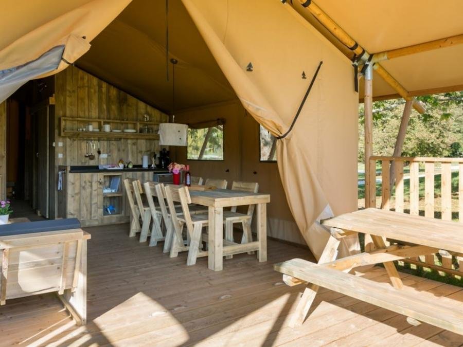 Camping Pas Cher vous présente avec son site Officiel campingpascher.fr, le Camping Village De Montmarsis, situé sur la commune de Gourdon dans le département Lot (Midi Pyrénées) en France. Le camping Village De Montmarsis vous propose un hébergement de type tente en toile et bois de 35 m² pour 5 personnes (télévision). L'établissement vous propose 6 autres types d'hébergements. Découvrez tous nos séjours à petits prix dans la commune et aux alentours de Gourdon du département : Lot (Midi Pyrénées). Les Avis clients pour le Camping Village De Montmarsis sont excellents avec une note moyenne de 8 sur 10. Piscine extérieure, Animation enfants, Aire de jeux enfants, Court de tennis, Ping-pong, Pétanque, Salle de jeux vidéo, Terrain de football, Terrain de volley-ball, Trampoline, Dépôt de pain, Plats à emporter, Restaurant, Snack/Bar,... En savoir plus : cliquez-ICI.