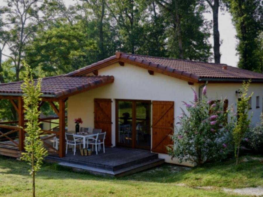 Camping Pas Cher vous présente avec son site Officiel campingpascher.fr, le Camping Village De Montmarsis, situé sur la commune de Gourdon dans le département Lot (Midi Pyrénées) en France. Le camping Village De Montmarsis vous propose un hébergement de type villa de 60 m² pour 6 personnes (télévision). L'établissement vous propose 6 autres types d'hébergements. Découvrez tous nos séjours à petits prix dans la commune et aux alentours de Gourdon du département : Lot (Midi Pyrénées). Les Avis clients pour le Camping Village De Montmarsis sont excellents avec une note moyenne de 8 sur 10. Piscine extérieure, Animation enfants, Aire de jeux enfants, Court de tennis, Ping-pong, Pétanque, Salle de jeux vidéo, Terrain de football, Terrain de volley-ball, Trampoline, Dépôt de pain, Plats à emporter, Restaurant, Snack/Bar,... En savoir plus : cliquez-ICI.