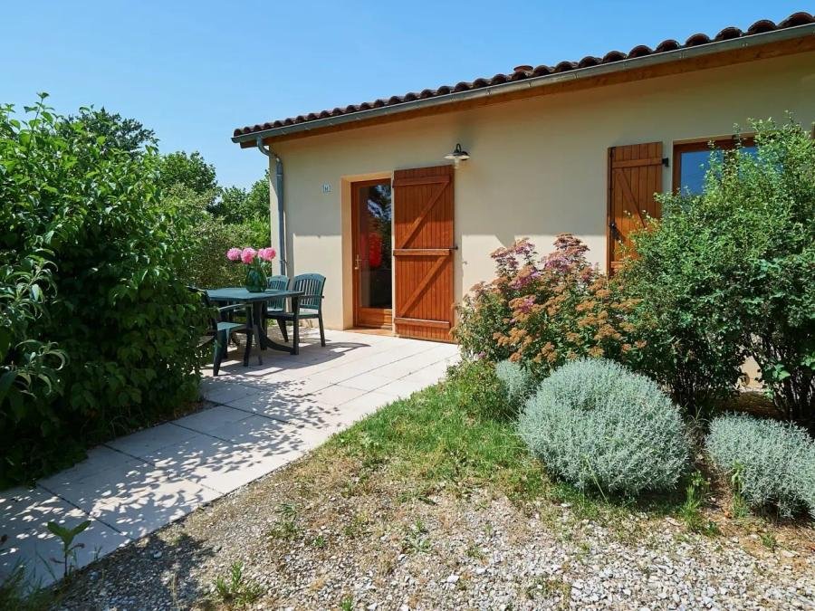 Camping Pas Cher vous présente avec son site Officiel campingpascher.fr, le Camping Village De Montmarsis, situé sur la commune de Gourdon dans le département Lot (Midi Pyrénées) en France. Le camping Village De Montmarsis vous propose un hébergement de type maison de 50 m² pour 2 personnes avec climatisation (télévision). L'établissement vous propose 9 autres types d'hébergements. Découvrez tous nos séjours à petits prix dans la commune et aux alentours de Gourdon du département : Lot (Midi Pyrénées). Les Avis clients pour le Camping Village De Montmarsis sont excellents avec une note moyenne de 8 sur 10. Piscine extérieure, Animation enfants, Aire de jeux enfants, Court de tennis, Ping-pong, Pétanque, Salle de jeux vidéo, Terrain de football, Terrain de volley-ball, Trampoline, Dépôt de pain, Plats à emporter, Restaurant, Snack/Bar,... En savoir plus : cliquez-ICI.