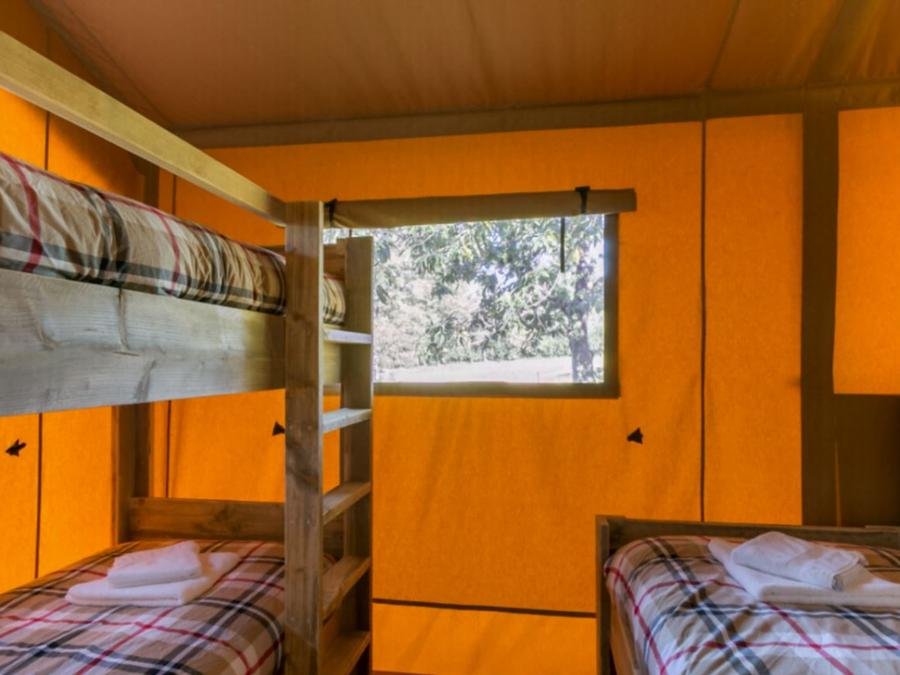 Camping Pas Cher vous présente avec son site Officiel campingpascher.fr, le Camping Village De Montmarsis, situé sur la commune de Gourdon dans le département Lot (Midi Pyrénées) en France. Le camping Village De Montmarsis vous propose un hébergement de type tente en toile et bois de 35 m² pour 2 personnes (télévision). L'établissement vous propose 9 autres types d'hébergements. Découvrez tous nos séjours à petits prix dans la commune et aux alentours de Gourdon du département : Lot (Midi Pyrénées). Les Avis clients pour le Camping Village De Montmarsis sont excellents avec une note moyenne de 8 sur 10. Piscine extérieure, Animation enfants, Aire de jeux enfants, Court de tennis, Ping-pong, Pétanque, Salle de jeux vidéo, Terrain de football, Terrain de volley-ball, Trampoline, Dépôt de pain, Plats à emporter, Restaurant, Snack/Bar,... En savoir plus : cliquez-ICI.