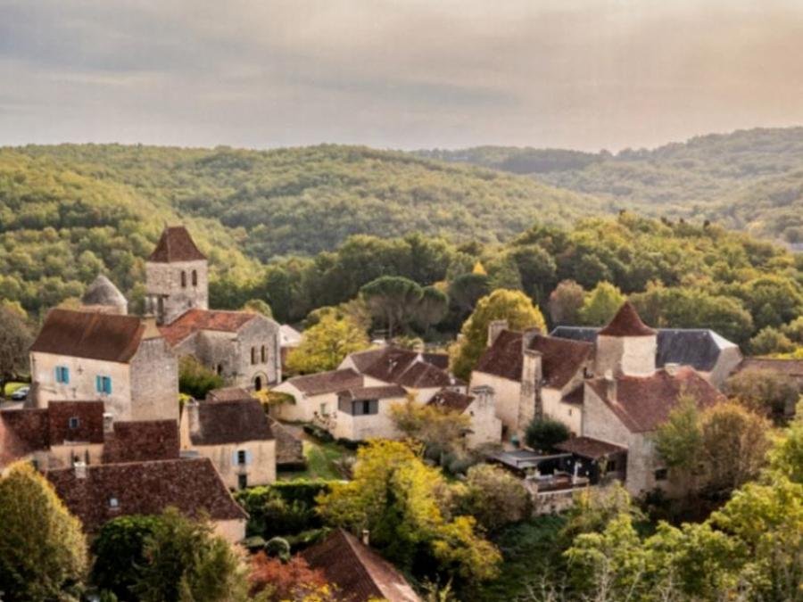 Camping Pas Cher vous présente avec son site Officiel campingpascher.fr, le Camping Village De Montmarsis, situé sur la commune de Gourdon dans le département Lot (Midi Pyrénées) en France. Le camping Village De Montmarsis vous propose un hébergement de type maison de 41 m² pour 2 personnes (télévision). L'établissement vous propose 9 autres types d'hébergements. Découvrez tous nos séjours à petits prix dans la commune et aux alentours de Gourdon du département : Lot (Midi Pyrénées). Les Avis clients pour le Camping Village De Montmarsis sont excellents avec une note moyenne de 8 sur 10. Piscine extérieure, Animation enfants, Aire de jeux enfants, Court de tennis, Ping-pong, Pétanque, Salle de jeux vidéo, Terrain de football, Terrain de volley-ball, Trampoline, Dépôt de pain, Plats à emporter, Restaurant, Snack/Bar,... En savoir plus : cliquez-ICI.