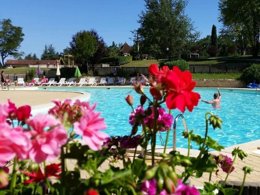 Camping Pas Cher vous présente avec son site Officiel campingpascher.fr, le Camping Village De Montmarsis, situé sur la commune de Gourdon dans le département Lot (Midi Pyrénées) en France. Le camping Village De Montmarsis, vous présente un hébergement de type villa de 50 m² pour 4 personnes et télévision. Le camping Village De Montmarsis vous propose du jeudi 01 janvier au jeudi 08 janvier 2026 pour 7 nuits à 705€. Cette location propose 232 dates différentes pour réserver votre séjour. Découvrez également les 6 autres gammes d'hébergements du camping. Les Avis clients pour le Camping Village De Montmarsis sont excellents avec une note moyenne de 8 sur 10. Piscine extérieure, Animation enfants, Aire de jeux enfants, Court de tennis, Ping-pong, Pétanque, Salle de jeux vidéo, Terrain de football, Terrain de volley-ball, Trampoline, Dépôt de pain, Plats à emporter, Restaurant, Snack/Bar,... En savoir plus : cliquez-ICI.