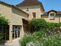 Camping Pas Cher vous présente avec son site Officiel campingpascher.fr, le Camping Village De Montmarsis, situé sur la commune de Gourdon dans le département Lot (Midi Pyrénées) en France. Le camping Village De Montmarsis vous propose un hébergement de type maison de 60 m² pour 2 personnes avec climatisation (télévision). L'établissement vous propose 9 autres types d'hébergements. Découvrez tous nos séjours à petits prix dans la commune et aux alentours de Gourdon du département : Lot (Midi Pyrénées). Les Avis clients pour le Camping Village De Montmarsis sont excellents avec une note moyenne de 8 sur 10. Piscine extérieure, Animation enfants, Aire de jeux enfants, Court de tennis, Ping-pong, Pétanque, Salle de jeux vidéo, Terrain de football, Terrain de volley-ball, Trampoline, Dépôt de pain, Plats à emporter, Restaurant, Snack/Bar,... En savoir plus : cliquez-ICI.