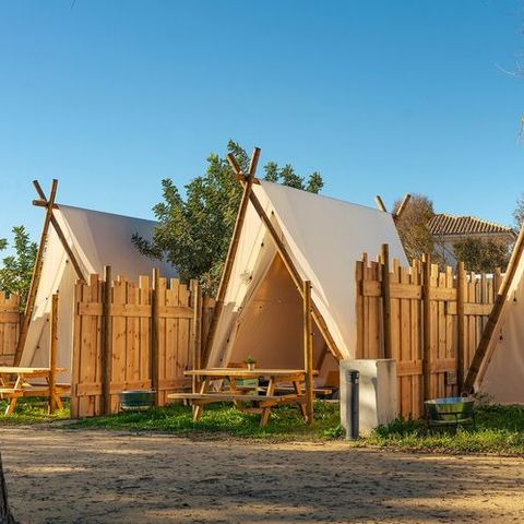 Cliquez pour découvrir toutes les photos de l'HÉBERGEMENT ! tente toile et bois - Kampaoh Lago De Arcos photo 2