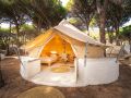 Camping Pas Cher vous présente avec son site Officiel campingpascher.fr, le Établissement Kampaoh Los Caños, situé sur la commune de Los Canos De Meca dans le département Cadix (Andalousie) en Espagne. L'établissement Kampaoh Los Caños vous propose un hébergement de type tente toile et bois. L'établissement vous propose 6 autres types d'hébergements. Découvrez tous nos séjours à petits prix dans la commune et aux alentours de Los Canos De Meca du département : Cadix (Andalousie).... En savoir plus : cliquez-ICI.