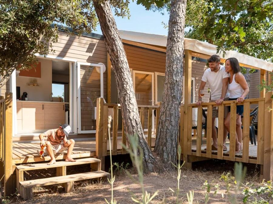 Camping Pas Cher vous présente avec son site Officiel campingpascher.fr, le Camping Tikayan Les Cigales classé 5 étoiles, situé sur la commune de Le Muy dans le département Var (Provence Alpes Côte D'azur) en France. Le camping Tikayan Les Cigales, vous présente un hébergement de type mobil-home de 32 m² pour 6 personnes avec climatisation et télévision. Le camping Tikayan Les Cigales vous proposeun séjour PAS CHER avec une REMISEdu sam. 29 août au sam. 05 septembre 2026, en promotion à -50% pour 7 nuits à 469,50 € au lieu de 939,0 € soit une Économie de 469,50 €. Cette location propose 4 dates différentes pour réserver votre séjour. Découvrez également les 28 autres gammes d'hébergements du camping. Les Avis clients pour le Camping Tikayan Les Cigales sont de 7 sur 10. Mer, Parc aquatique, Piscine extérieure, Animations familiales, Club ados, Club enfants, Aire de jeux enfants, Canoë-kayak, Court de tennis, Ping-pong, Plongée, Pétanque, Randonnée, Salle de jeux vidéo, Ski nautique, Terrain de volley-ball, Terrain multisports, Voile, Bar, Dépôt de pain, Plats à emporter, Restaurant, Snack/Bar, Supermarché,... En savoir plus : cliquez-ICI.