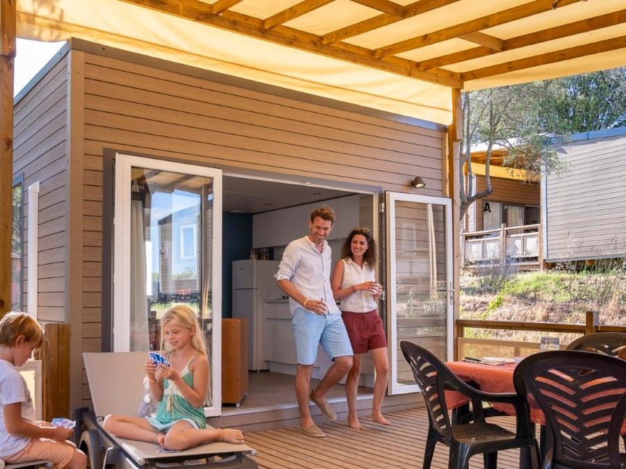Camping Pas Cher vous présente avec son site Officiel campingpascher.fr, le Camping Tikayan Les Cigales classé 5 étoiles, situé sur la commune de Le Muy dans le département Var (Provence Alpes Côte D'azur) en France. Le camping Tikayan Les Cigales vous propose un hébergement de type mobil-home de 46 m² pour 5 personnes avec climatisation (télévision). L'établissement vous propose 28 autres types d'hébergements. Découvrez tous nos séjours à petits prix dans la commune et aux alentours de Le Muy du département : Var (Provence Alpes Côte D'azur). Les Avis clients pour le Camping Tikayan Les Cigales sont de 7 sur 10. Mer, Parc aquatique, Piscine extérieure, Animations familiales, Club ados, Club enfants, Aire de jeux enfants, Canoë-kayak, Court de tennis, Ping-pong, Plongée, Pétanque, Randonnée, Salle de jeux vidéo, Ski nautique, Terrain de volley-ball, Terrain multisports, Voile, Bar, Dépôt de pain, Plats à emporter, Restaurant, Snack/Bar, Supermarché,... En savoir plus : cliquez-ICI.