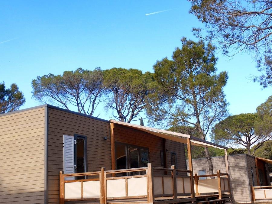 Camping Pas Cher vous présente avec son site Officiel campingpascher.fr, le Camping Tikayan Les Cigales classé 5 étoiles, situé sur la commune de Le Muy dans le département Var (Provence Alpes Côte D'azur) en France. Le camping Tikayan Les Cigales, vous présente un hébergement de type mobil-home de 42 m² pour 5 personnes avec climatisation et télévision. Le camping Tikayan Les Cigales vous proposeun séjour PAS CHER avec une REMISEdu sam. 13 juin au sam. 20 juin 2026, en promotion à -60% pour 7 nuits à 588 € au lieu de 1470,0 € soit une Économie de 882 €. Cette location propose 3 dates différentes pour réserver votre séjour. Découvrez également les 28 autres gammes d'hébergements du camping. Les Avis clients pour le Camping Tikayan Les Cigales sont de 7 sur 10. Mer, Parc aquatique, Piscine extérieure, Animations familiales, Club ados, Club enfants, Aire de jeux enfants, Canoë-kayak, Court de tennis, Ping-pong, Plongée, Pétanque, Randonnée, Salle de jeux vidéo, Ski nautique, Terrain de volley-ball, Terrain multisports, Voile, Bar, Dépôt de pain, Plats à emporter, Restaurant, Snack/Bar, Supermarché,... En savoir plus : cliquez-ICI.