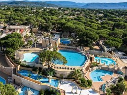 Camping Pas Cher vous présente avec son site Officiel campingpascher.fr, le Camping Tikayan Les Cigales classé 5 étoiles, situé sur la commune de Le Muy dans le département Var (Provence Alpes Côte D'azur) en France. Le camping Tikayan Les Cigales vous propose un hébergement de type mobil-home de 31 m² pour 6 personnes avec climatisation (télévision). L'établissement vous propose 28 autres types d'hébergements. Découvrez tous nos séjours à petits prix dans la commune et aux alentours de Le Muy du département : Var (Provence Alpes Côte D'azur). Les Avis clients pour le Camping Tikayan Les Cigales sont excellents avec une note moyenne de 8 sur 10. Mer, Parc aquatique, Piscine extérieure, Animations familiales, Club ados, Club enfants, Aire de jeux enfants, Canoë-kayak, Court de tennis, Ping-pong, Plongée, Pétanque, Randonnée, Salle de jeux vidéo, Ski nautique, Terrain de volley-ball, Terrain multisports, Voile, Bar, Dépôt de pain, Plats à emporter, Restaurant, Snack/Bar, Supermarché,... En savoir plus : cliquez-ICI.