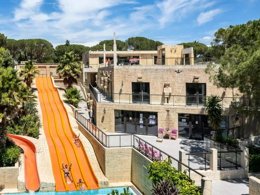 Camping Pas Cher vous présente avec son site Officiel campingpascher.fr, le Camping Tikayan Les Cigales classé 5 étoiles, situé sur la commune de Le Muy dans le département Var (Provence Alpes Côte D'azur) en France. Le camping Tikayan Les Cigales, vous présente un hébergement de type mobil-home de 32 m² pour 6 personnes avec climatisation et télévision. Le camping Tikayan Les Cigales vous propose du vendredi 03 avril au vendredi 10 avril 2026 pour 7 nuits à 826€. Cette location propose 86 dates différentes pour réserver votre séjour. Découvrez également les 25 autres gammes d'hébergements du camping. Les Avis clients pour le Camping Tikayan Les Cigales sont de 7 sur 10. Mer, Parc aquatique, Piscine extérieure, Animations familiales, Club ados, Club enfants, Aire de jeux enfants, Canoë-kayak, Court de tennis, Ping-pong, Plongée, Pétanque, Randonnée, Salle de jeux vidéo, Ski nautique, Terrain de volley-ball, Terrain multisports, Voile, Bar, Dépôt de pain, Plats à emporter, Restaurant, Snack/Bar, Supermarché,... En savoir plus : cliquez-ICI.