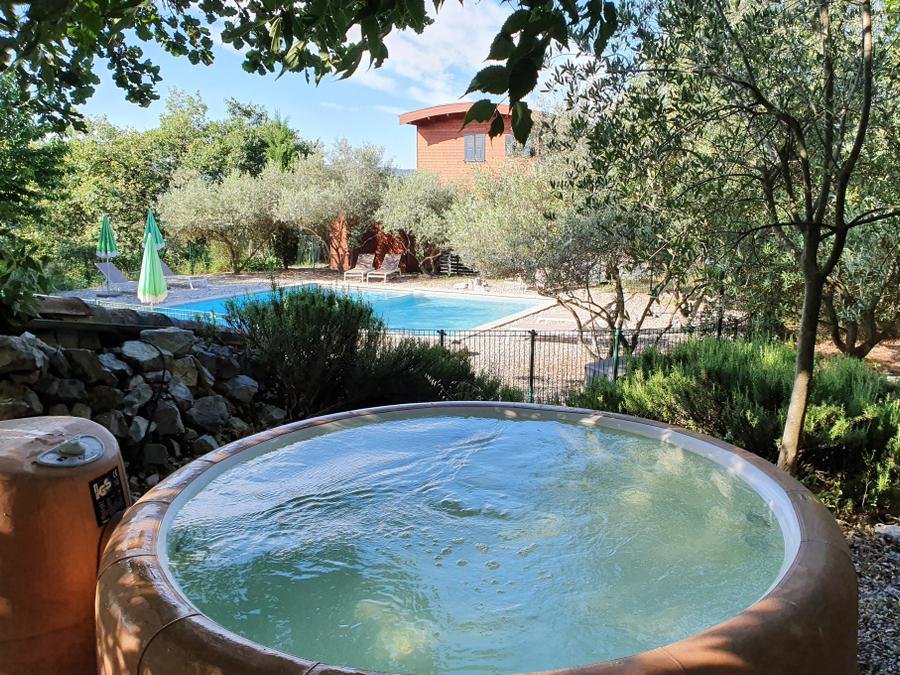Camping Pas Cher vous présente avec son site Officiel campingpascher.fr, le Camping Domaine Saint Cerice classé 1 étoile, situé sur la commune de Vogue dans le département Ardèche (Rhône Alpes) en France. Le camping Domaine Saint Cerice vous propose un hébergement de type lodge de 21 m² pour 2 personnes. L'établissement vous propose 13 autres types d'hébergements. Découvrez tous nos séjours à petits prix dans la commune et aux alentours de Vogue du département : Ardèche (Rhône Alpes). Piscine extérieure, Animations familiales, Aire de jeux enfants, Baby-foot, Canoë-kayak, Canyoning, Centre équestre, Court de tennis, Cyclisme, Escalade, Ping-pong, Pétanque, Randonnée, Terrain de basketball, Dépôt de pain, Snack/Bar,... En savoir plus : cliquez-ICI.