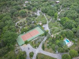 Camping Pas Cher vous présente avec son site Officiel campingpascher.fr, le Camping Domaine Saint Cerice classé 1 étoile, situé sur la commune de Vogue dans le département Ardèche (Rhône Alpes) en France. Le camping Domaine Saint Cerice, vous présente un hébergement de type hébergement insolite de 16 m² pour 2 personnes avec climatisation et télévision. Le camping Domaine Saint Cerice vous propose du dimanche 01 mars au dimanche 08 mars 2026 pour 7 nuits à 823€. Cette location propose 234 dates différentes pour réserver votre séjour. Découvrez également les 13 autres gammes d'hébergements du camping. Piscine extérieure, Animations familiales, Aire de jeux enfants, Baby-foot, Canoë-kayak, Canyoning, Centre équestre, Court de tennis, Cyclisme, Escalade, Ping-pong, Pétanque, Randonnée, Terrain de basketball, Dépôt de pain, Snack/Bar,... En savoir plus : cliquez-ICI.