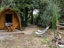 Camping Pas Cher vous présente avec son site Officiel campingpascher.fr, le Camping Domaine Saint Cerice classé 1 étoile, situé sur la commune de Vogue dans le département Ardèche (Rhône Alpes) en France. Le camping Domaine Saint Cerice, vous présente un hébergement de type hébergement insolite de 7 m² pour 2 personnes et télévision. Le camping Domaine Saint Cerice vous propose du dimanche 01 mars au dimanche 08 mars 2026 pour 7 nuits à 578€. Cette location propose 269 dates différentes pour réserver votre séjour. Découvrez également les 13 autres gammes d'hébergements du camping. Piscine extérieure, Animations familiales, Aire de jeux enfants, Baby-foot, Canoë-kayak, Canyoning, Centre équestre, Court de tennis, Cyclisme, Escalade, Ping-pong, Pétanque, Randonnée, Terrain de basketball, Dépôt de pain, Snack/Bar,... En savoir plus : cliquez-ICI.