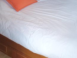 Camping Pas Cher vous présente avec son site Officiel campingpascher.fr, le Camping Domaine Saint Cerice classé 1 étoile, situé sur la commune de Vogue dans le département Ardèche (Rhône Alpes) en France. Le camping Domaine Saint Cerice, vous présente un hébergement de type lodge de 21 m² pour 2 personnes avec climatisation et télévision. Le camping Domaine Saint Cerice vous propose du dimanche 01 mars au dimanche 08 mars 2026 pour 7 nuits à 818€. Cette location propose 234 dates différentes pour réserver votre séjour. Découvrez également les 13 autres gammes d'hébergements du camping. Piscine extérieure, Animations familiales, Aire de jeux enfants, Baby-foot, Canoë-kayak, Canyoning, Centre équestre, Court de tennis, Cyclisme, Escalade, Ping-pong, Pétanque, Randonnée, Terrain de basketball, Dépôt de pain, Snack/Bar,... En savoir plus : cliquez-ICI.